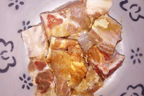 香糯小米蒸排骨的做法图解1