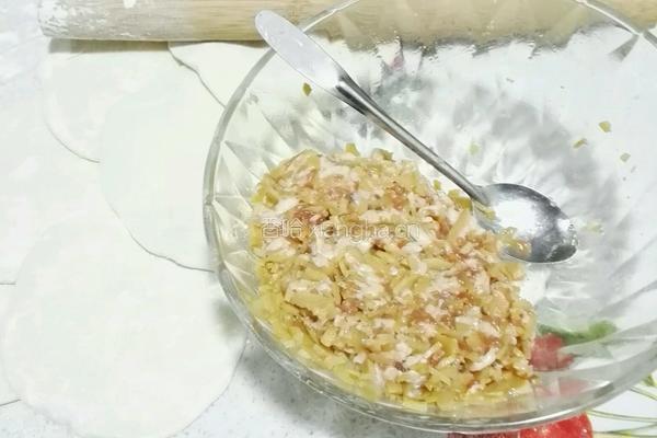 鲜肉笋干包子（今天是小年愿所有朋友一帆风顺、年年有鱼（余））。的做法图解4