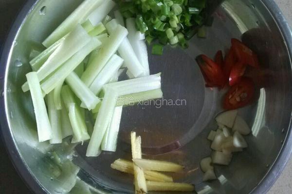 西芹炒干豆腐的做法图解2