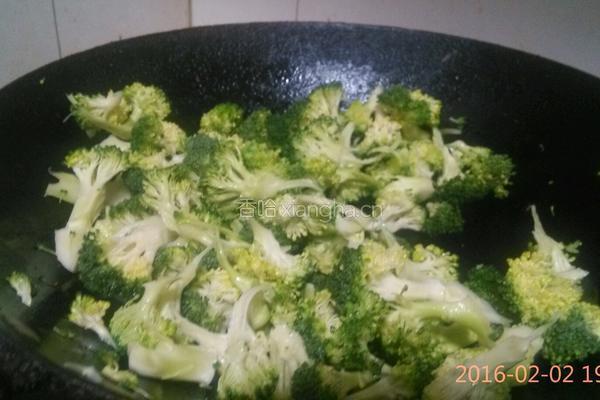 菜花炒胡萝卜的做法图解3