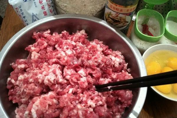 炸肉丸的做法图解1