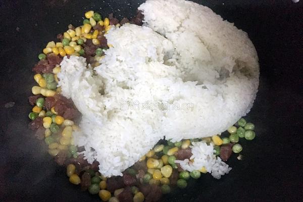 腊肠炒饭的做法图解5