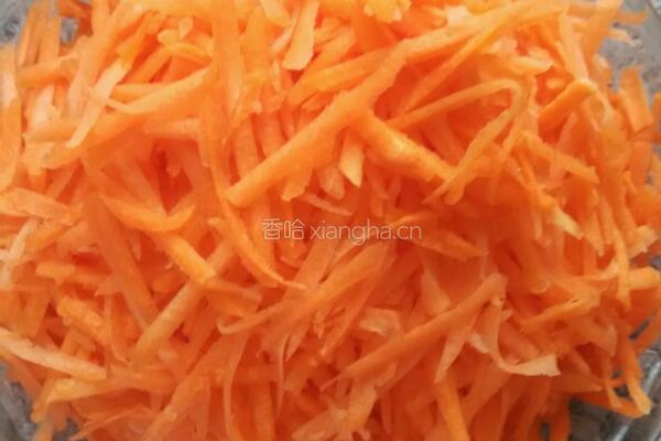 新疆美食，胡萝卜卷饼的做法图解2
