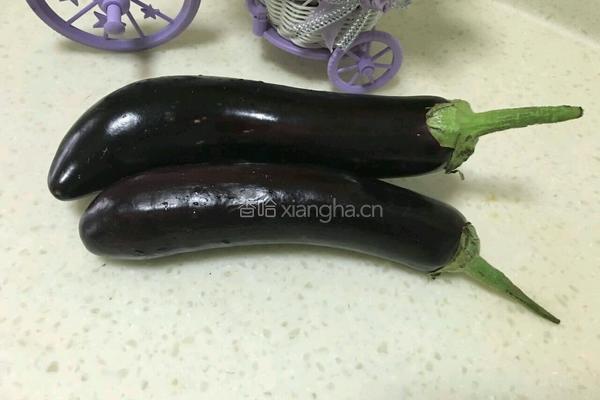 手撕茄子拌蒜苗的做法图解1