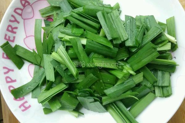 韭菜炒猪红的做法图解1
