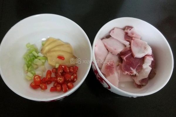 猪肉白菜炖粉条的做法图解3
