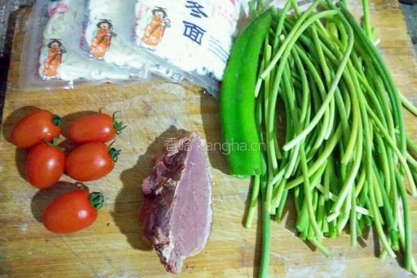 牛肉炒乌冬面的做法图解1