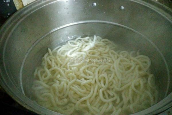 牛肉炒乌冬面的做法图解4