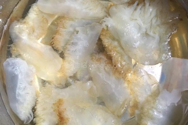 凉拌海蜇头的做法图解1