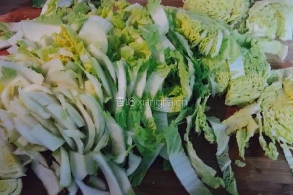 白菜炖豆腐的做法图解1