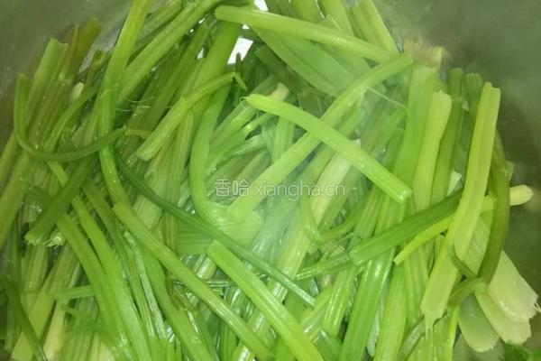 芹菜肉水饺的做法图解1