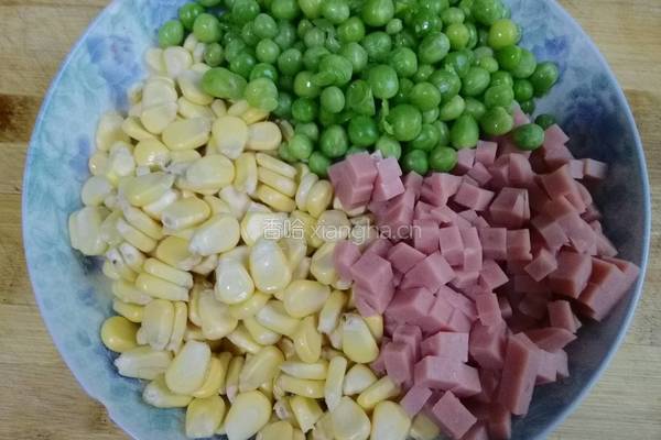 五彩炒饭的做法图解1