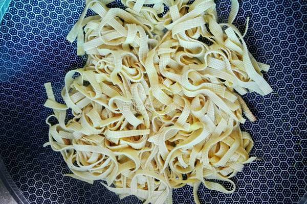 绿豆芽爆炒干豆腐的做法图解3