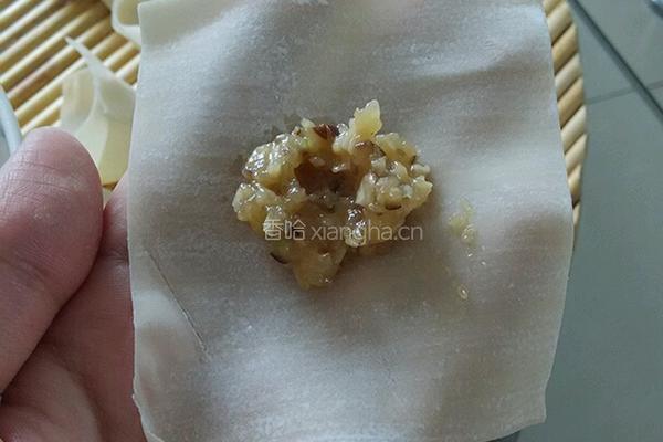 花朵馄饨的包法的做法图解1