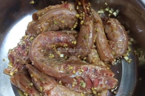 蒜香烤鸡脖的做法图解1