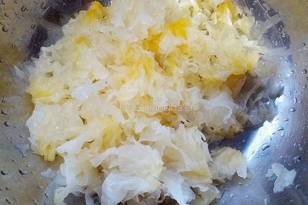 银耳莲子羹的做法图解1