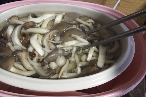 菌菇排骨汤的做法图解5