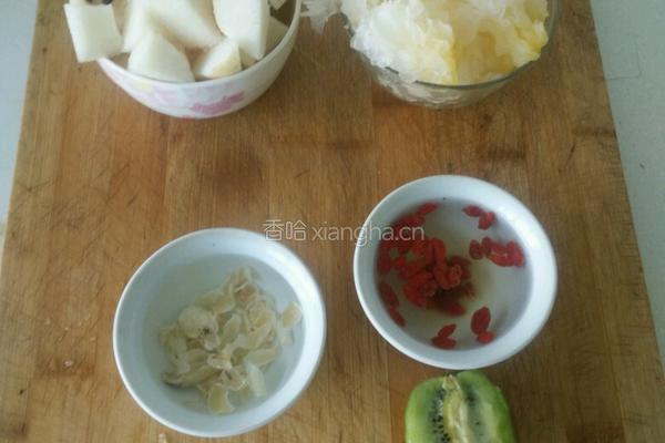 银耳雪梨美颜汤的做法图解2