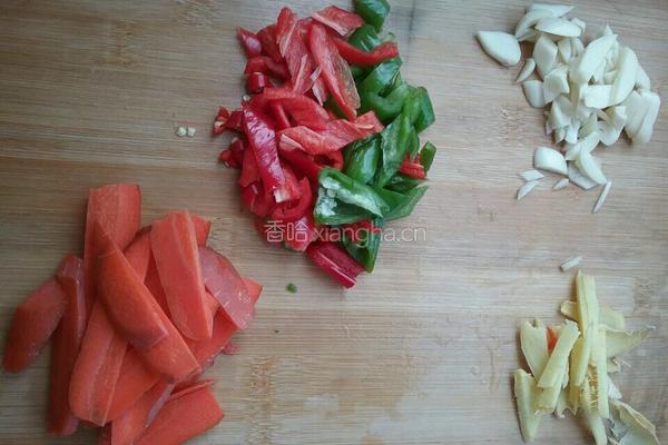 蒜苗炒肉皮的做法图解2