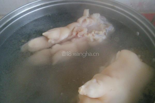 卤猪蹄的做法图解1