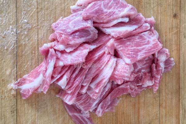 辣椒炒肉的做法图解1