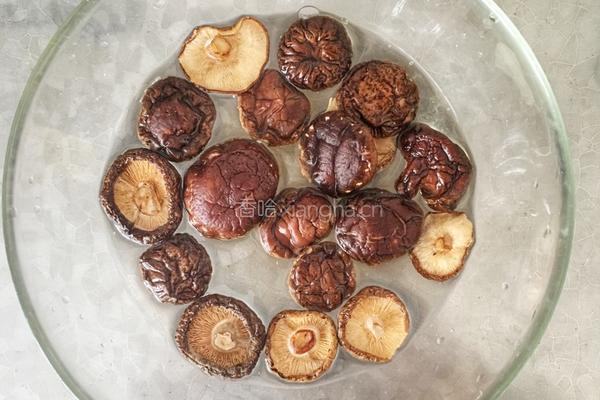 干菇炒腊肉的做法图解1