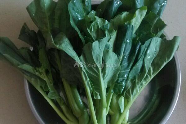 芥兰木耳炒饺的做法图解1