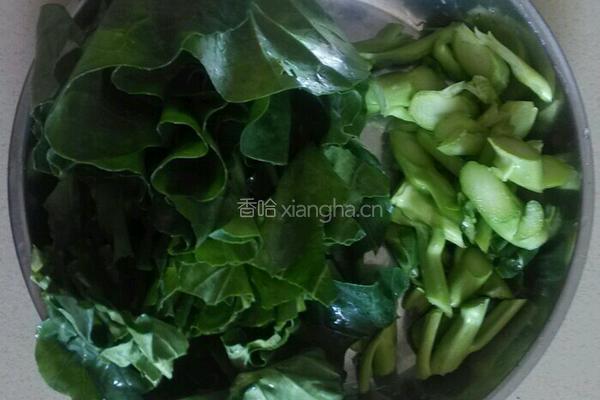 芥兰木耳炒饺的做法图解2