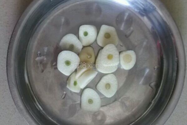 芥兰木耳炒饺的做法图解3