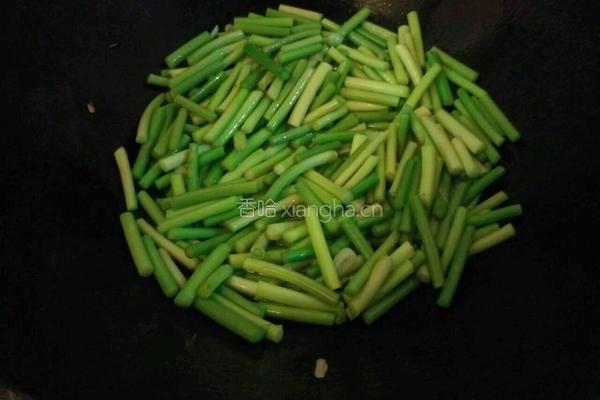 蒜苔腊肠的做法图解2