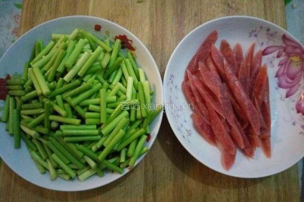 蒜苔腊肠的做法图解1