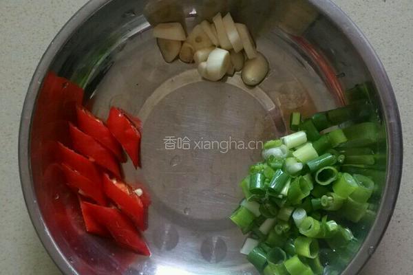 翠瓜炒木耳的做法图解3