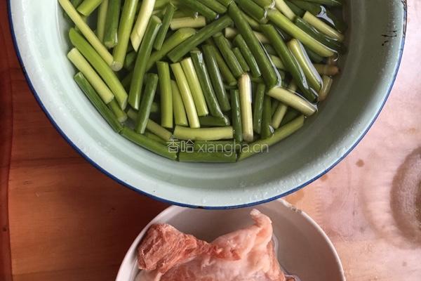 蒜台炒肉的做法图解1
