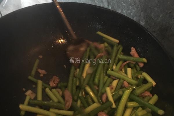蒜台炒肉的做法图解2