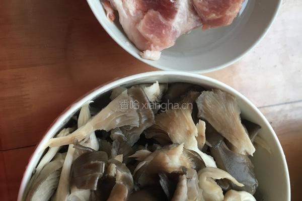 蘑菇炖肉的做法图解1