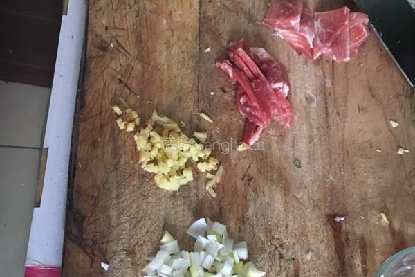 蘑菇炖肉的做法图解2
