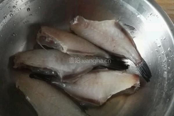 酸汤扒皮鱼～的做法图解1