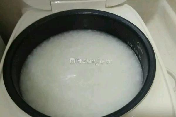 鲜虾火腿粥的做法图解1