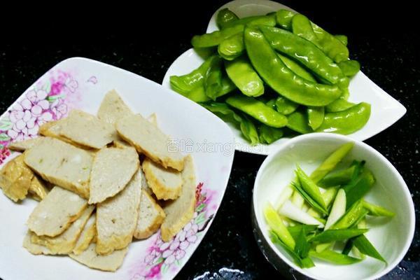 鱼饼炒荷兰豆的做法图解1