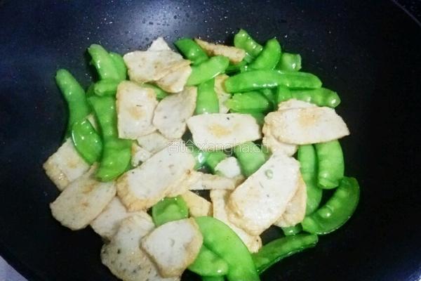 鱼饼炒荷兰豆的做法图解4