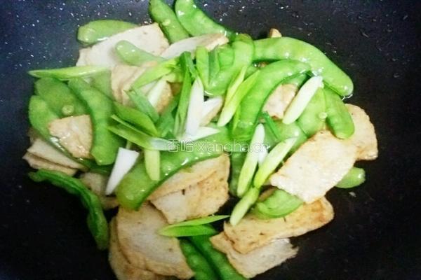 鱼饼炒荷兰豆的做法图解5