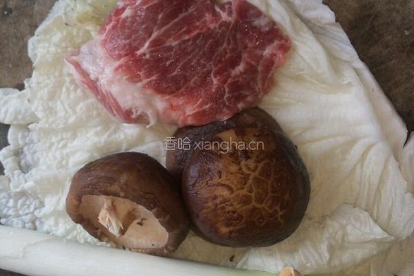 香菇猪肉白菜卷的做法图解1