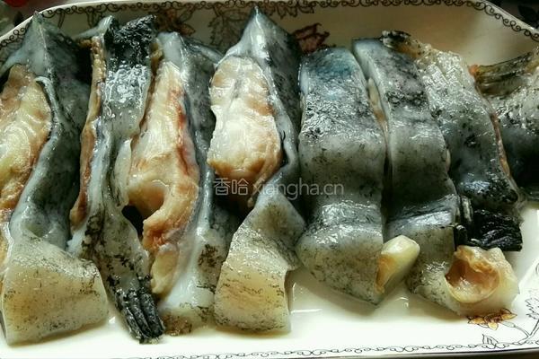 红烧海参斑鱼的做法图解1