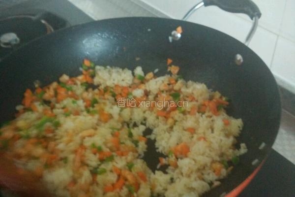虾子和萝卜辣椒腌菜炒饭的做法图解7