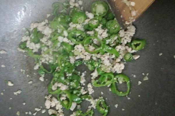 双椒肉糜炒鸡蛋的做法图解2