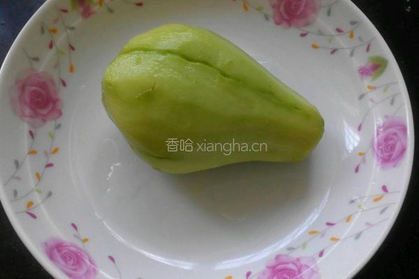 佛手瓜炒鸡丁的做法图解1