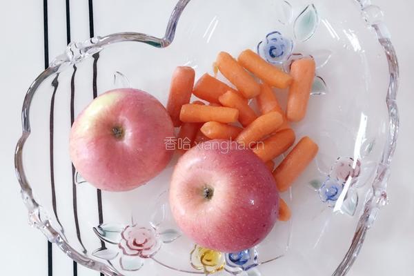 鲜榨胡萝卜苹果汁的做法图解1
