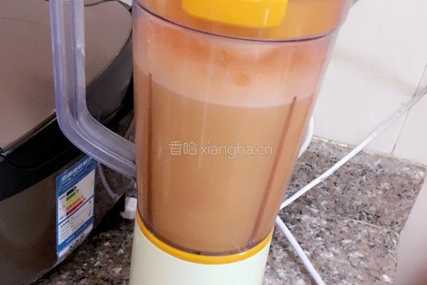 鲜榨胡萝卜苹果汁的做法图解5