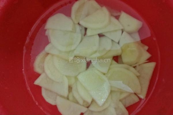 油焖土豆炒肉片的做法图解1