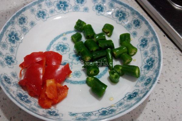 青红椒爆苤蓝丝的做法图解2